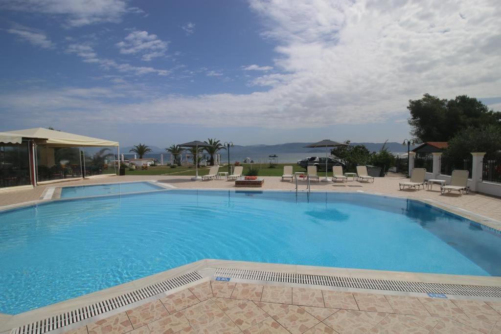 Umbrella Beach Apartments Kavos Bagian luar foto
