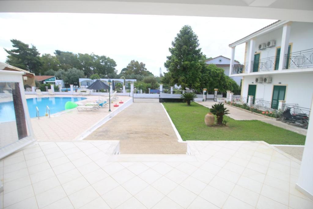 Umbrella Beach Apartments Kavos Bagian luar foto