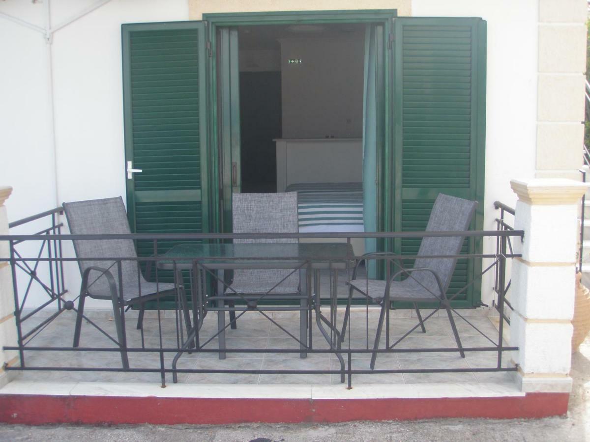 Umbrella Beach Apartments Kavos Bagian luar foto