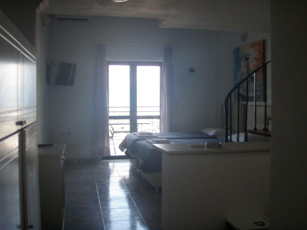 Umbrella Beach Apartments Kavos Bagian luar foto