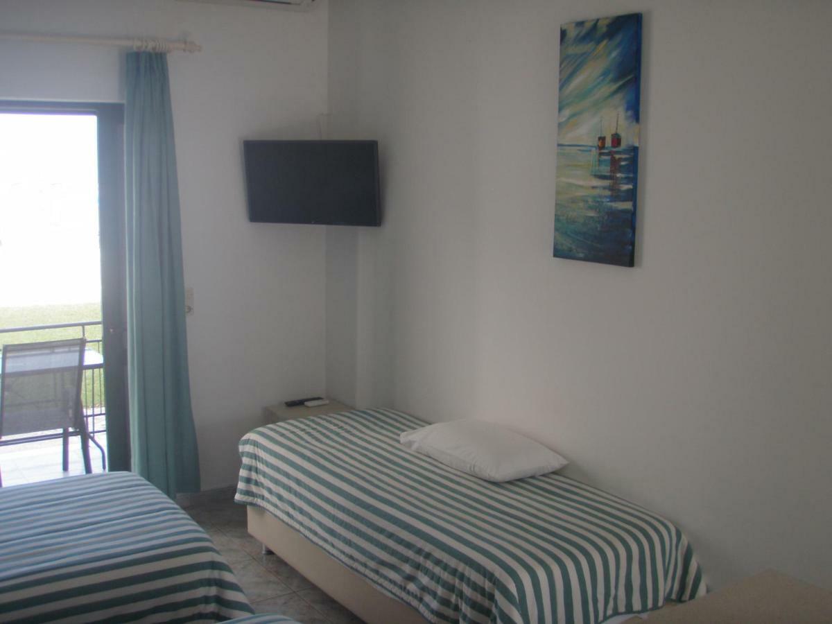 Umbrella Beach Apartments Kavos Bagian luar foto