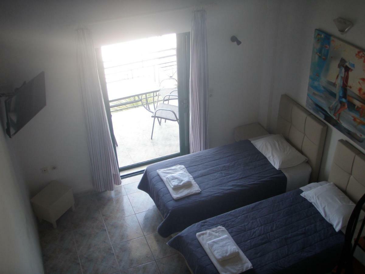 Umbrella Beach Apartments Kavos Bagian luar foto